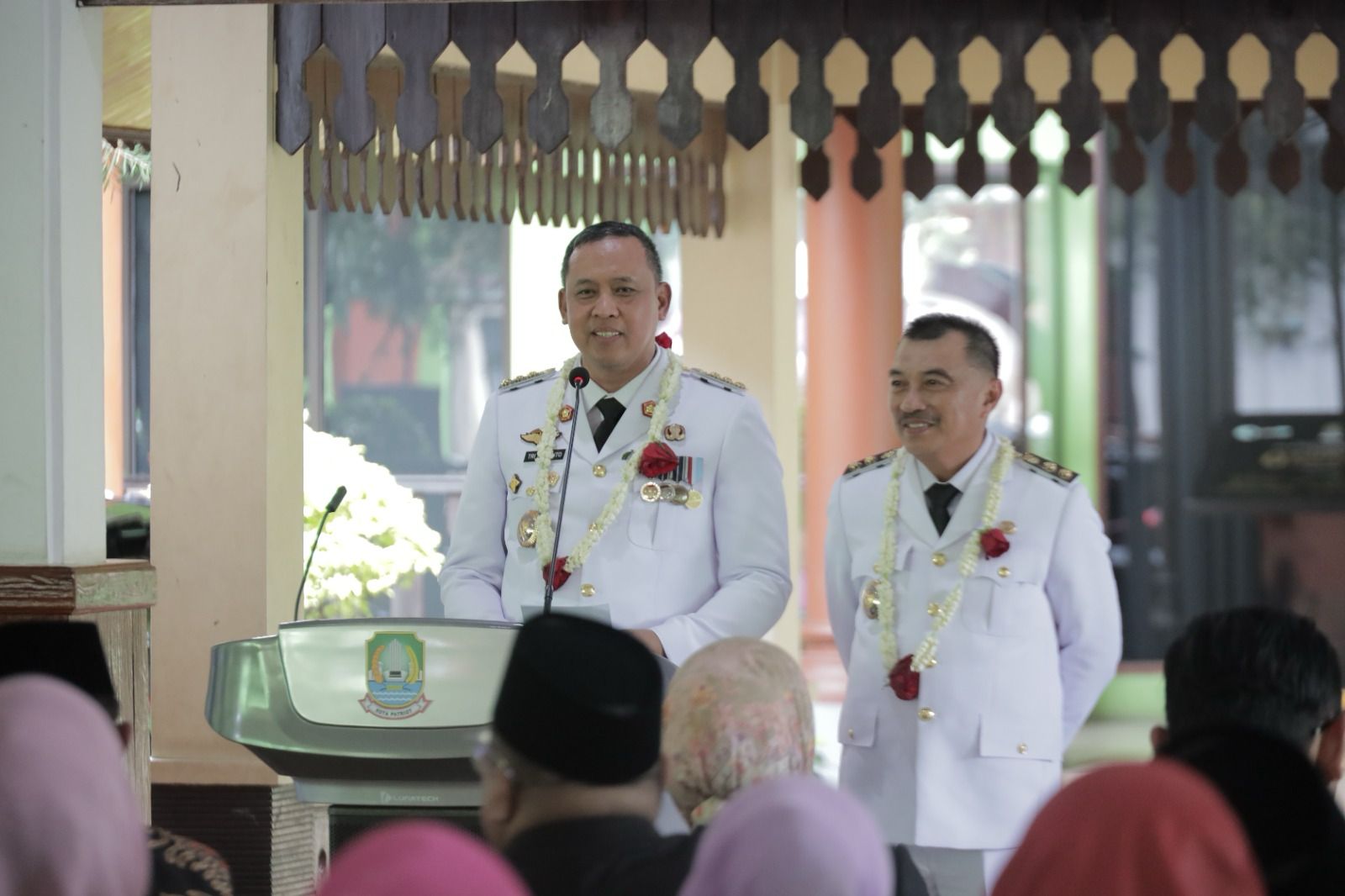 Wali Kota Bekasi Tri Adhianto dan Wakil Wali Kota Bekasi Harris Bobihoe disambut hangat masyarakat usai dilantik oleh Presiden Prabowo Subianto, Kamis (20/2/2025).