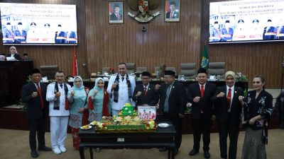 Wali Kota Bekasi Tri Adhianto dan Wakil Wali Kota Bekasi Abdul Harris Bobihoe usai menggelar rapat bersama dengan DPRD pasca pelantikan, Kamis (20/2/2025).