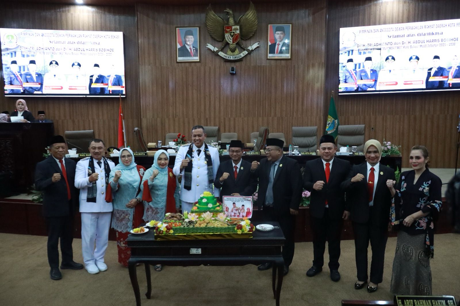 Wali Kota Bekasi Tri Adhianto dan Wakil Wali Kota Bekasi Abdul Harris Bobihoe usai menggelar rapat bersama dengan DPRD pasca pelantikan, Kamis (20/2/2025).