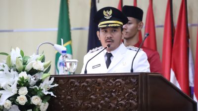 Bupati Bekasi Ade Kuswara Kunang saat berpidato di Gedung DPRD, Kamis (20/2/2025). Foto: Ist