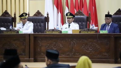 Bupati dan Wakil Bupati Bekasi, Ade Kuswara Kunang-Asep Surya Atmaja di gedung DPRD. Foto: Ist