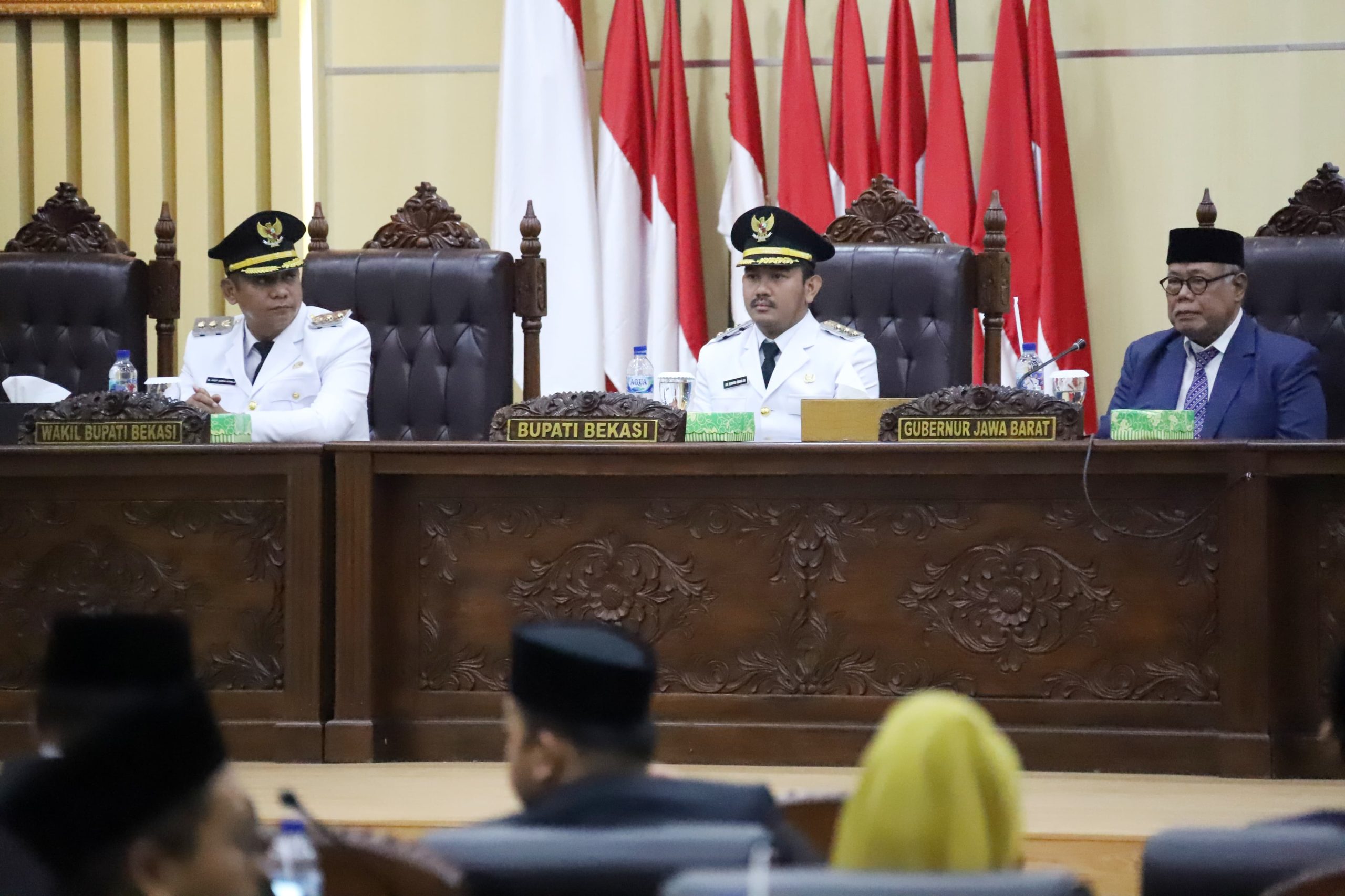 Bupati dan Wakil Bupati Bekasi, Ade Kuswara Kunang-Asep Surya Atmaja di gedung DPRD. Foto: Ist