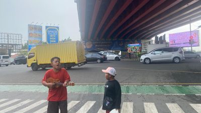 Pengamen di persimpangan Jalan Ahmad Yani, Bekasi Selatan, Kota Bekasi. Foto: Gobekasi.id