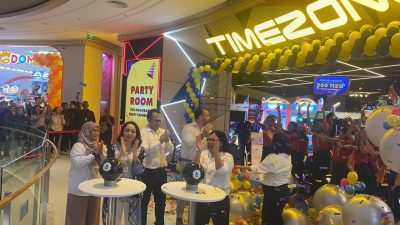 Peresmian Venue bari Timezone di Living World Grand Wisata Bekasi oleh General Manager Marketing TEEG Indonesia, Kikie Randini dan Deputy General Manager Operations TEEG Indonesia, Paulus Frands Loyd Gurning. Foto: Gobekasi.id