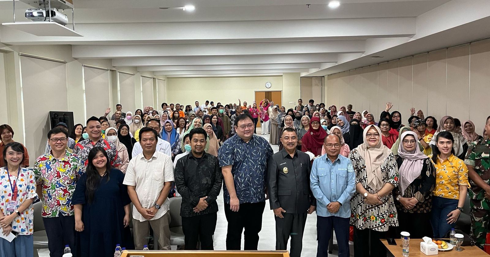 Wakil Wali Kota Bekasi, Abdul Harris Bobihoe, menghadiri kegiatan Fun Gathering Besti Miracle yang diselenggarakan di Auditorium Stikes Mitra Keluarga Bekasi Timur, Sabtu (22/2/2025).