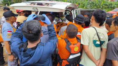 Tim SAR mengevakuasi jenazah anak berinisial ARP (8) yang tenggelam di Kali Bekasi, Minggu (23/2/2025).