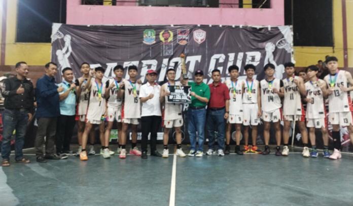 Wakil Wali Kota Bekasi, Abdul Harris Bobihoe, menutup turnamen Basket Ball Patriot Cup 2025 yang diselenggarakan oleh Pengurus Cabang (Pengcab) Persatuan Bola Basket Seluruh Indonesia (Perbasi) Kota Bekasi.