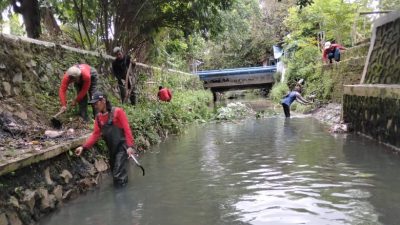 Dinas Bina Marga dan Sumber Daya Air (DBMSDA) melaksanakan Program Kali Bersih di Perumahan Bumi Bekasi Baru Utara, Kelurahan Sepanjang Jaya, Kecamatan Rawalumbu.