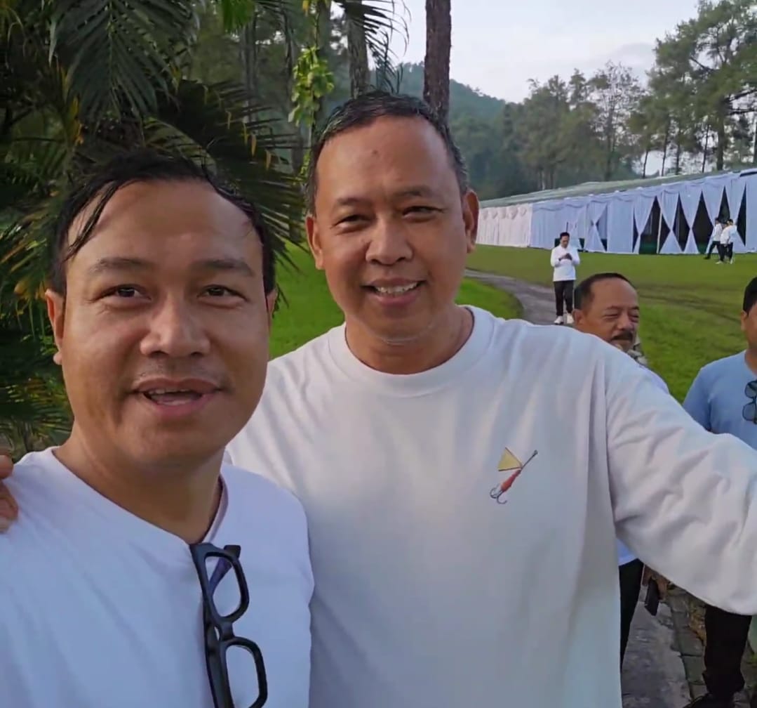 Rinto Wardana Samaloisa, Bupati Mentawai, Provinsi Sumatra Barat bersama Wali Kota Bekasi Tri Adhianto.