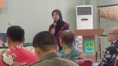 Camat Bekasi Timur, Fitri Widyawati, memaparkan program BERAKSI (Bareng Wali Kota dan Wakil Wali Kota di Bekasi Timur) dalam Rapat Koordinasi bersama instansi terkait dan perangkat daerah.