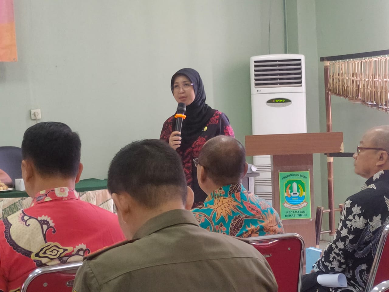 Camat Bekasi Timur, Fitri Widyawati, memaparkan program BERAKSI (Bareng Wali Kota dan Wakil Wali Kota di Bekasi Timur) dalam Rapat Koordinasi bersama instansi terkait dan perangkat daerah.