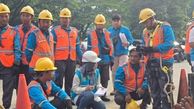 Pemeriksaan alat peralatan kerja dan APD petugas PLN UP3 Cikarang
