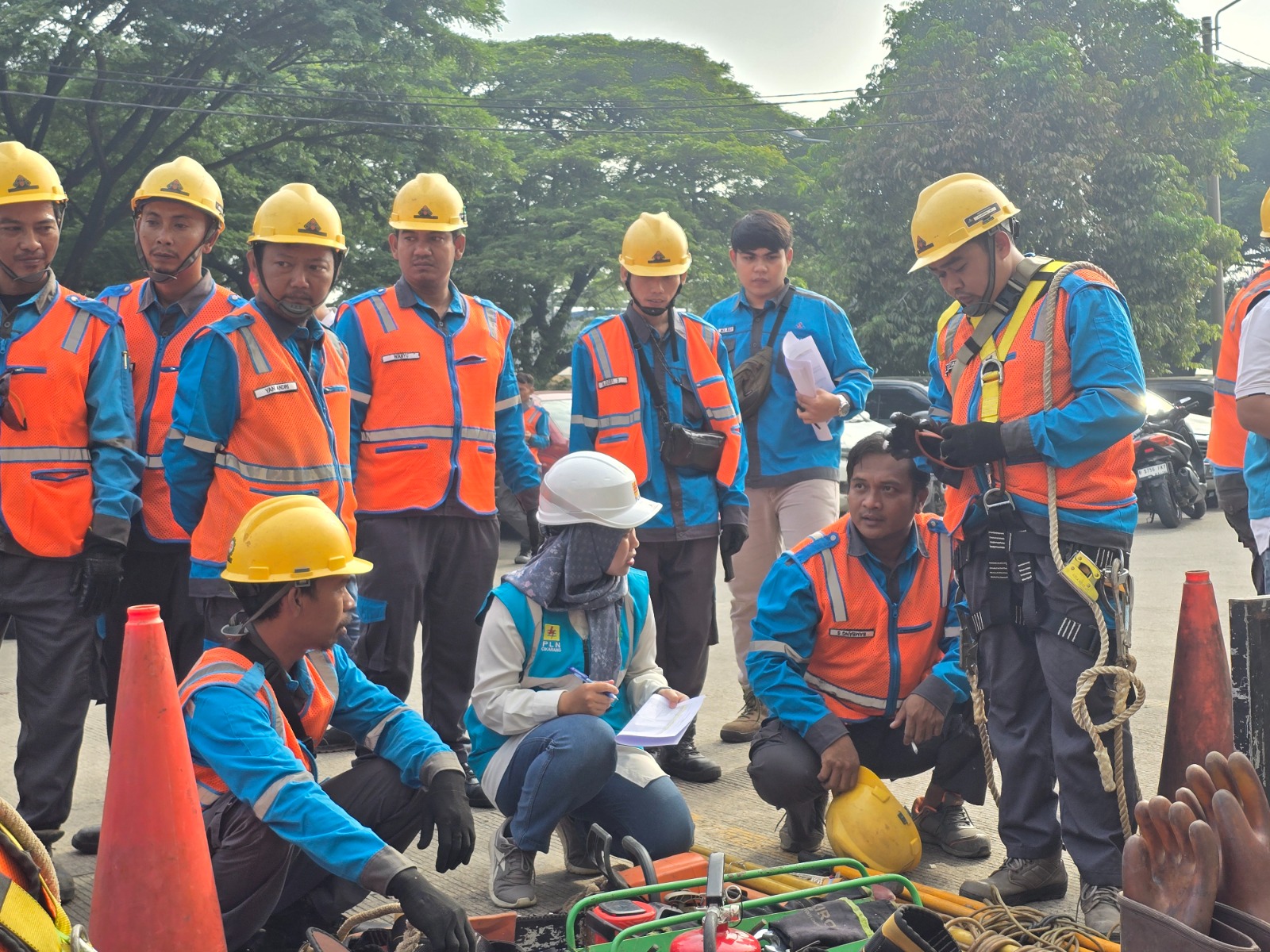 Pemeriksaan alat peralatan kerja dan APD petugas PLN UP3 Cikarang