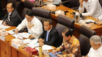 Bahlil Lahadalia raker dengan DPR. Foto: Agung Pambudhy