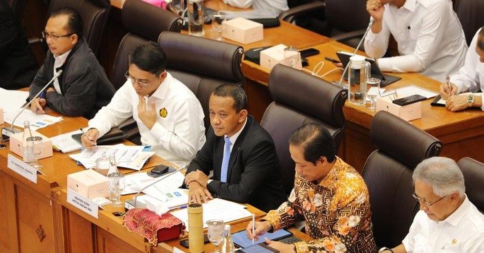 Bahlil Lahadalia raker dengan DPR. Foto: Agung Pambudhy