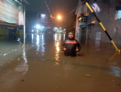 Hujan Deras Sebabkan Banjir di Sejumlah Titik Bekasi
