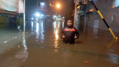 Kota Bekasi - Banjir di Kompleks Dosen IKIP, Kecamatan Jatiasih, Kota Bekasi, dengan ketinggian muka air sekitar 80 sentimeter, Selasa (25/2/2025).