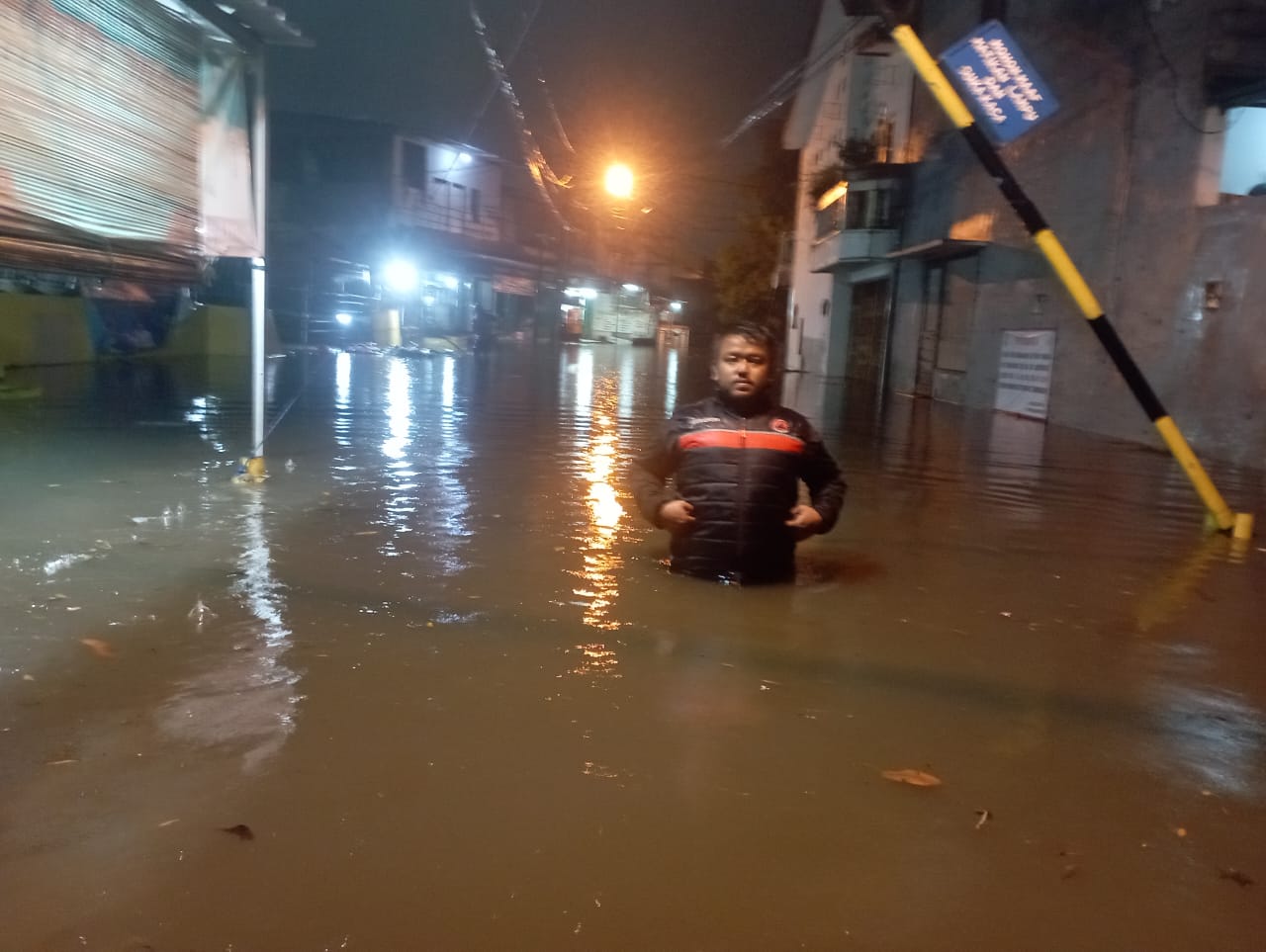 Kota Bekasi - Banjir di Kompleks Dosen IKIP, Kecamatan Jatiasih, Kota Bekasi, dengan ketinggian muka air sekitar 80 sentimeter, Selasa (25/2/2025).