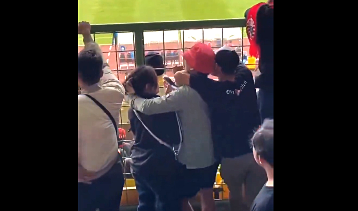 Tangkapan layar dari media sosial X yang menarasikan sejoli muda mudi ditodong saat menonton laga Persija vs Persib di Stadion Patriot Candrabhaga.