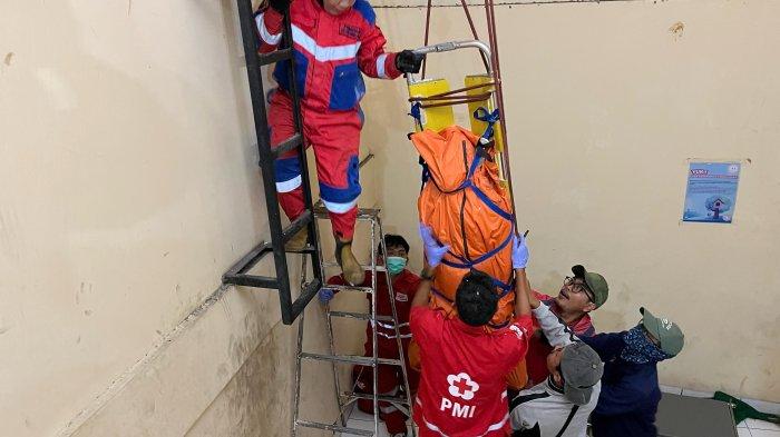 Petugas Disdamkarmat dan PMI Kota Bekasi saat mengevakuasi jenazah korban. Foto: Ist