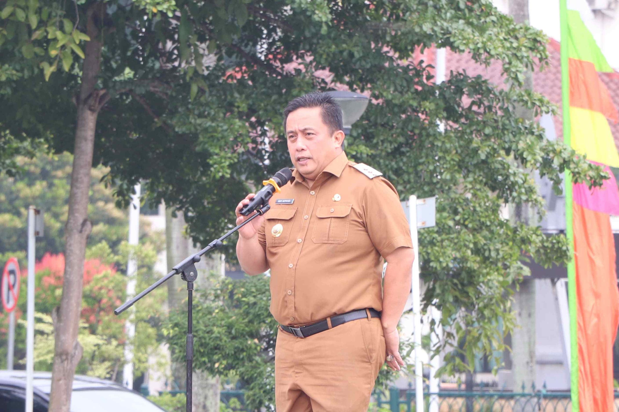 Pj Bupati Bekasi, Dedy Supriyadi memimpin Apel Senin pagi yang diikuti Aparatur Sipil Negara (ASN) di lingkungan Pemkab Bekasi, di Plaza Pemda, Cikarang Pusat, Senin (3/2/2025).
