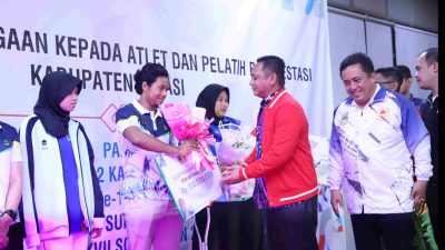 Pj. Bupati Bekasi Dedy Supriyadi bersama Wakil Bupati Bekasi Terpilih Asep Surya Atmaja, secara simbolis menyerahkan bonus kepada para atlet dan pelatih berprestasi di kancah olahraga tingkat Nasional dan Internasonal. Bertempat di Hotel Sunerra Antero Jababeka, Kecamatan Cikarang Utara.