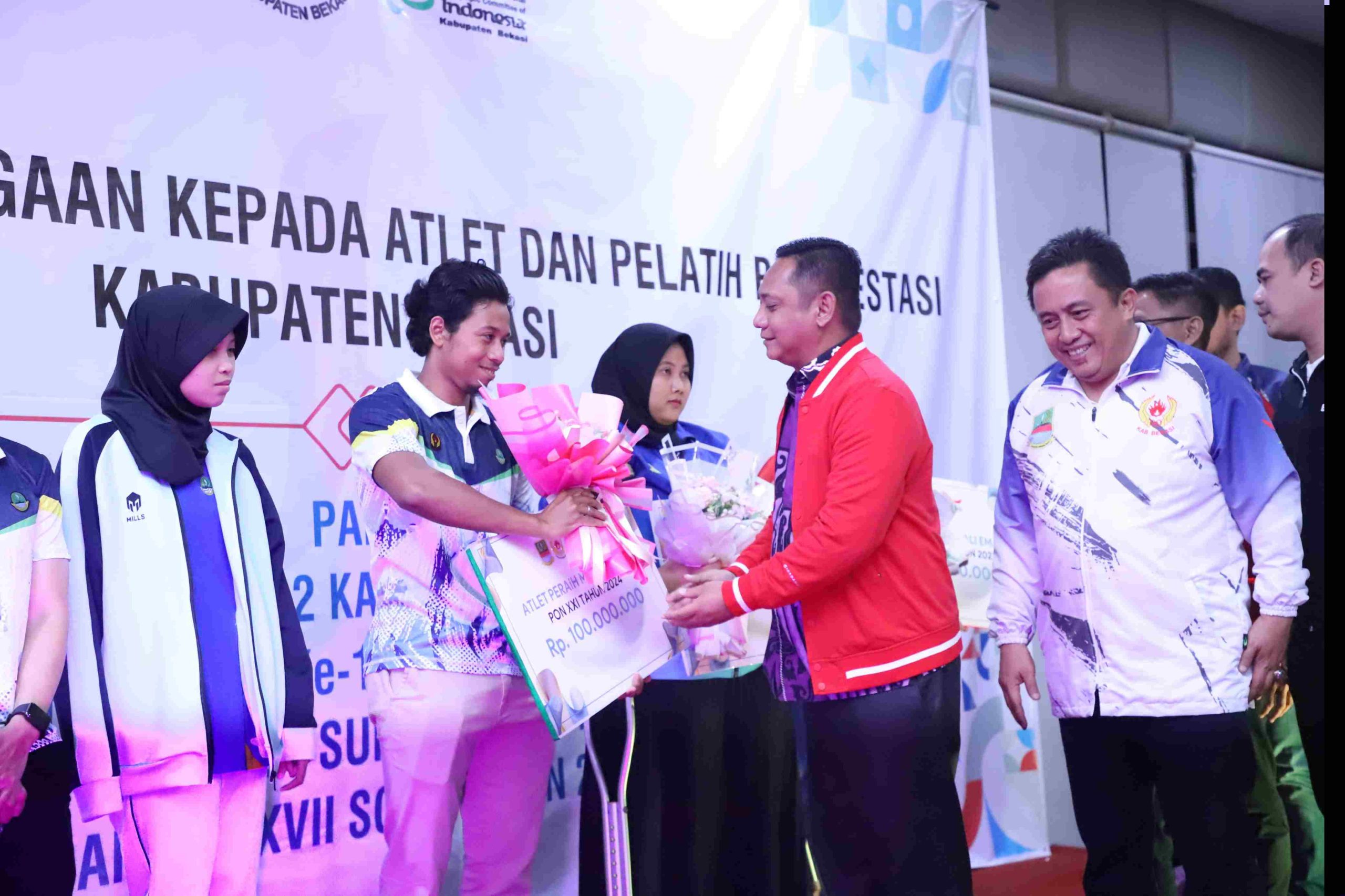 Pj. Bupati Bekasi Dedy Supriyadi bersama Wakil Bupati Bekasi Terpilih Asep Surya Atmaja, secara simbolis menyerahkan bonus kepada para atlet dan pelatih berprestasi di kancah olahraga tingkat Nasional dan Internasonal. Bertempat di Hotel Sunerra Antero Jababeka, Kecamatan Cikarang Utara.