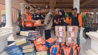Pemberian bantuan logistik untuk korban angin kencang di Tambun Selatan, Kabupaten Bekasi.