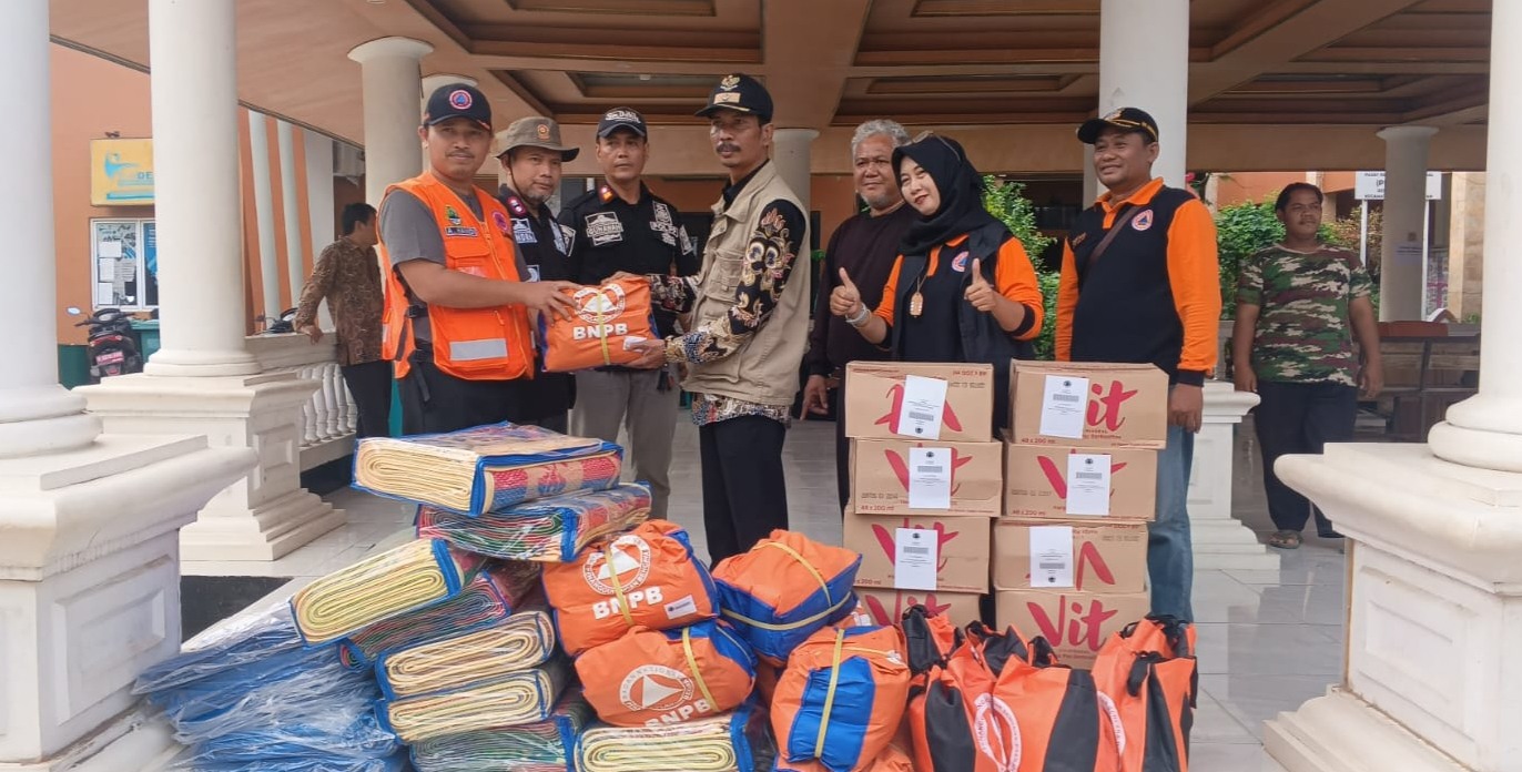 Pemberian bantuan logistik untuk korban angin kencang di Tambun Selatan, Kabupaten Bekasi.