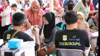 Masyarakat Kelurahan Sertajaya Kecamatan Cikarang Timur menyambut antusias program Berkolaborasi Terus Melayani (BOTRAM) yang digelar Disdukcapil Kabupaten Bekasi, pada Sabtu (8/2/2025).