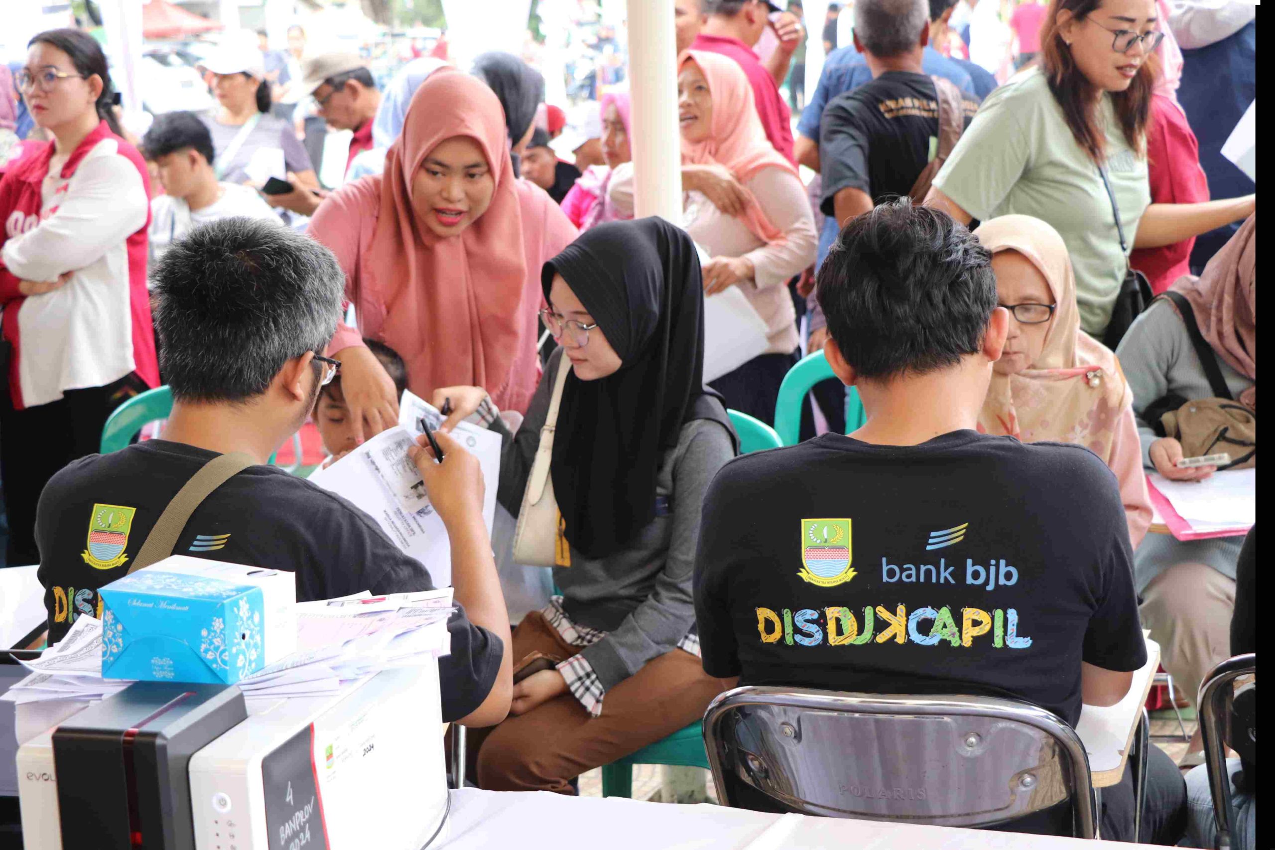 Masyarakat Kelurahan Sertajaya Kecamatan Cikarang Timur menyambut antusias program Berkolaborasi Terus Melayani (BOTRAM) yang digelar Disdukcapil Kabupaten Bekasi, pada Sabtu (8/2/2025).