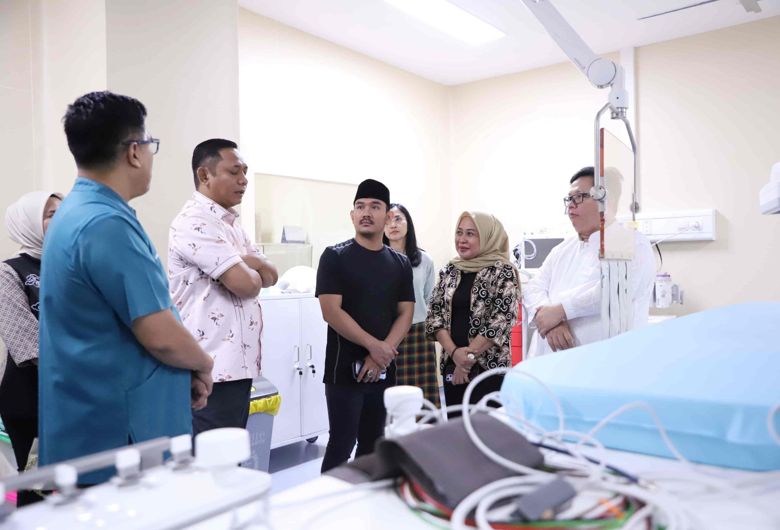 Bupati dan Wakil Bupati Bekasi terpilih, Ade Kuswara Kunang dan Asep Surya Atmaja menjalani pemeriksaan kesehatan sebagai bagian dari persiapan sebelum pelantikan pada 20 Februari 2025 mendatang, di RSUD Kabupaten Bekasi, Cibitung,