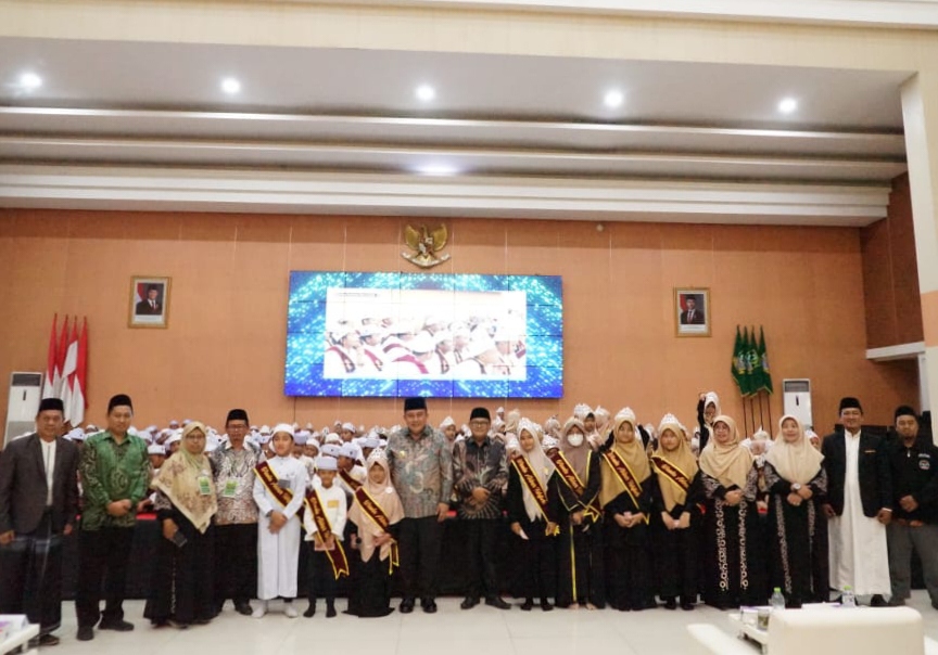 Pj Bupati Bekasi, Dedy Supriyadi, menghadiri dan membuka Wisuda Akbar Tahfiz angkatan pertama tahun 2025 yang diselenggarakan oleh Forum Komunikasi Rumah Tahfiz Al-Qur'an (FK-RTQ) Kabupaten Bekasi di Gedung Wibawa Mukti, Komplek Perkantoran Pemda Bekasi, Sukamahi, Cikarang Pusat, pada Minggu (16/2/2025).