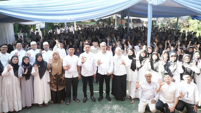 Wakil Menteri Sosial (Wamensos) Agus Jabo Priyono mengunjungi SDN Jatimakmur V Kota Bekasi, dalam rangka peringatan Isra Miraj bersama para siswa, Kamis (13/2/2025). Foto: Dok.Kemensos