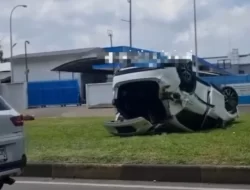 Mazda CX5 Terguling di Cikarang Selatan, Pengemudi Remaja Diduga Ugal-ugalan