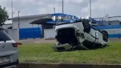 Sebuah mobil Mazda CX5 yang dikemudikan oleh remaja berinisial MAH (18) mengalami kecelakaan tunggal di Cikarang Selatan, Kabupaten Bekasi.