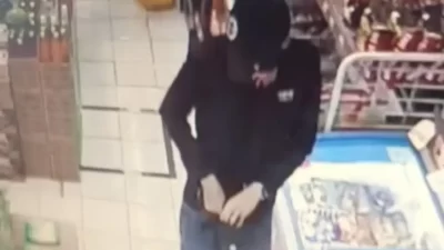 Pelaku terekam kemera CCTV Indomaret di Pondok Gede, Kota Bekasi, pada Minggu malam, 16 Februari 2025. (Sumber: Dok. Pribadi Korban)