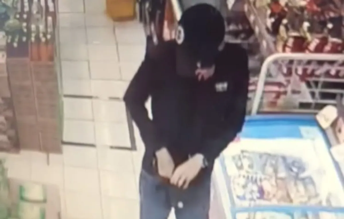 Pelaku terekam kemera CCTV Indomaret di Pondok Gede, Kota Bekasi, pada Minggu malam, 16 Februari 2025. (Sumber: Dok. Pribadi Korban)