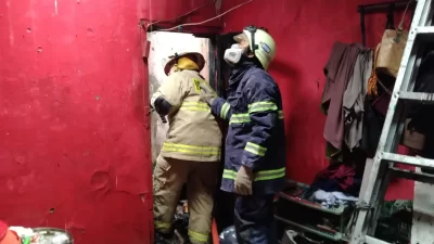 Petugas Disdamkarmat Kota Bekasi saat berupaya memadamkan kebakaran di sebuah kontrakan di Bekasi Utara. Foto: Ist