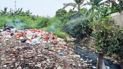 Kali di Jalan Poncol, Kelurahan Harapan Jaya, Kecamatan Bekasi Utara, kembali dipenuhi sampah plastik dan limbah rumah tangga.