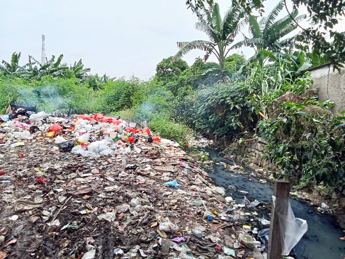 Kali di Jalan Poncol, Kelurahan Harapan Jaya, Kecamatan Bekasi Utara, kembali dipenuhi sampah plastik dan limbah rumah tangga.