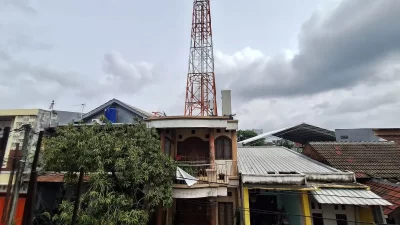 Tampak depan rumah yang ada di bawah tower BTS di Perumahan Telaga Emas, Blok K 1, RT 06/RW 13, Kelurahan Harapan Baru, Bekasi Utara, Kota Bekasi.