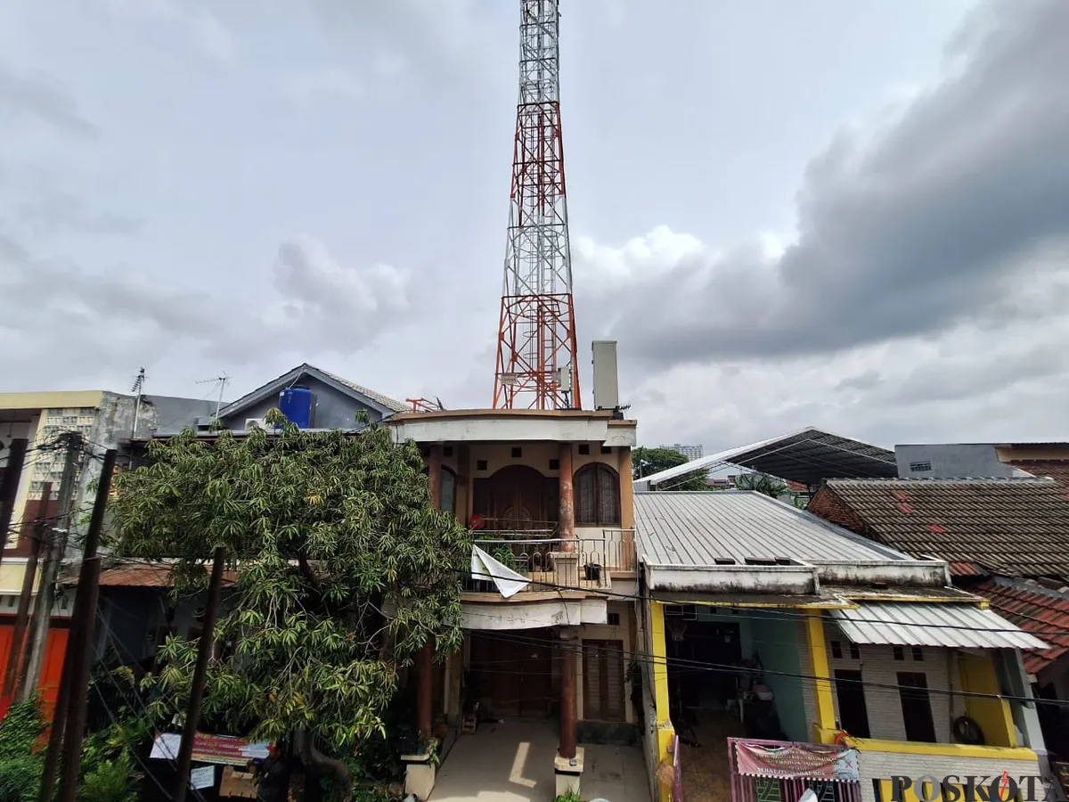 Tampak depan rumah yang ada di bawah tower BTS di Perumahan Telaga Emas, Blok K 1, RT 06/RW 13, Kelurahan Harapan Baru, Bekasi Utara, Kota Bekasi.