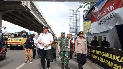 Tri Adhianto bersama Kapolres Metro Bekasi Kota dan Kasdim 0507 Bekasi melakukan pengecekan kesiapan di sejumlah titik, di antaranya Galian SPAM depan Lagoon, Posko PAM Ketupat Jaya Sumber Arta, dan Posko PAM Ketupat Jaya Stasiun Bekasi.
