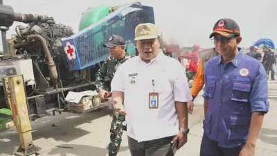 Kepala Badan Nasional Penanggulangan Bencana (BNPB) Suharyanto (kanan) menyebutkan, pihaknya mengoptimalkan upaya percepatan penanganan darurat banjir di Bekasi, seperti dengan penyedotan menggunakan pompa dan Operasi Modifikasi Cuaca (OMC). Foto: ANTARA