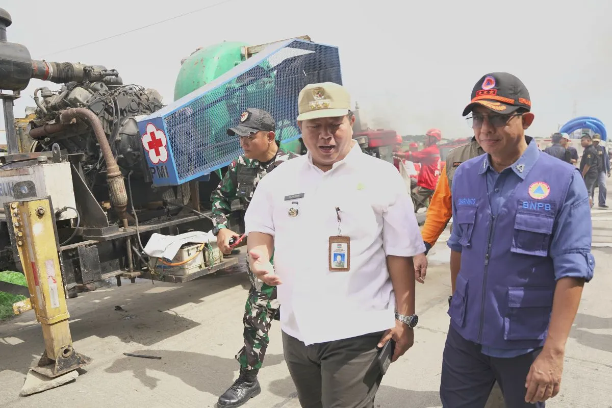 Kepala Badan Nasional Penanggulangan Bencana (BNPB) Suharyanto (kanan) menyebutkan, pihaknya mengoptimalkan upaya percepatan penanganan darurat banjir di Bekasi, seperti dengan penyedotan menggunakan pompa dan Operasi Modifikasi Cuaca (OMC). Foto: ANTARA