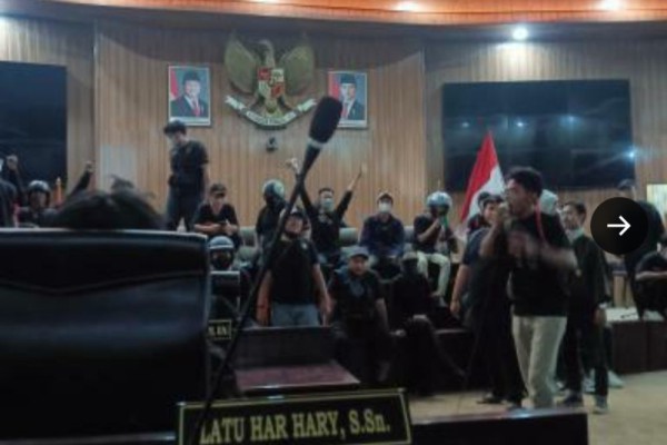 Massa aksi berdiri di meja anggota DPRD Kota Bekasi
