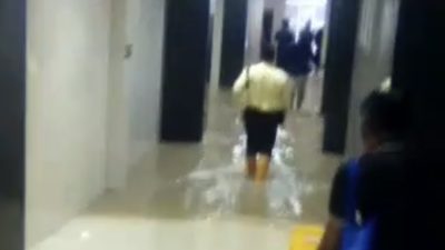 Banjir akibat luapan Kali Bekasi masuk ke dalam RSUD CAM Kota Bekasi.