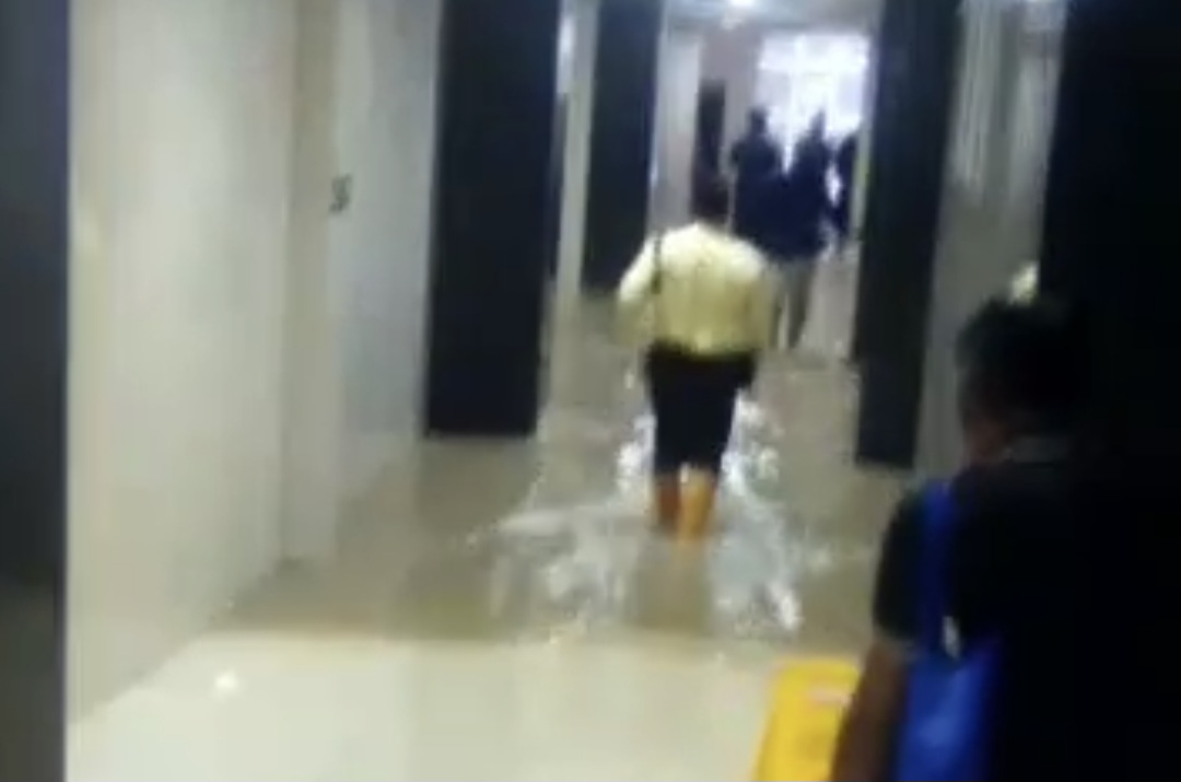 Banjir akibat luapan Kali Bekasi masuk ke dalam RSUD CAM Kota Bekasi.