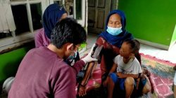 Pemeriksaan kesehatan warga oleh NU Bekasi hasil kerja sama NU Care-LAZISNU, PMII, dan Ismakes Kabupaten Bekasi. (Foto: Irfan Arifin)